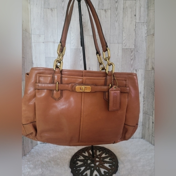 Coach AUTHENTIC Caramel handbag. IN GREAT CONDITION WITH COACH HANG TAG - Picture 2 of 13